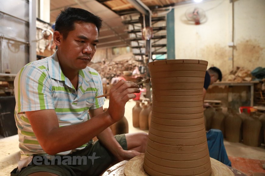 Emplazado en Binh Xuyen, un distrito de la provincia norteña de Vinh Phuc, a unos 45 km al norte de la capital de Hanoi, Huong Canh resulta conocido como un pueblo alfarero de más de 300 años. Hoy en día, incluso si ha perdido parte de su antigua gloria, este pueblo de oficio sigue siendo uno de los lugares especiales de la cerámica vietnamita. Al pueblo de Huong Canh se le conoce por su gama de productos rústicos, que incluyen las ollas, sartenes y tazas, muy resistentes y diseñados de manera práctica para satisfacer las necesidades básicas de la vida rural y cotidiana. (Fuente: Vietnamplus) 