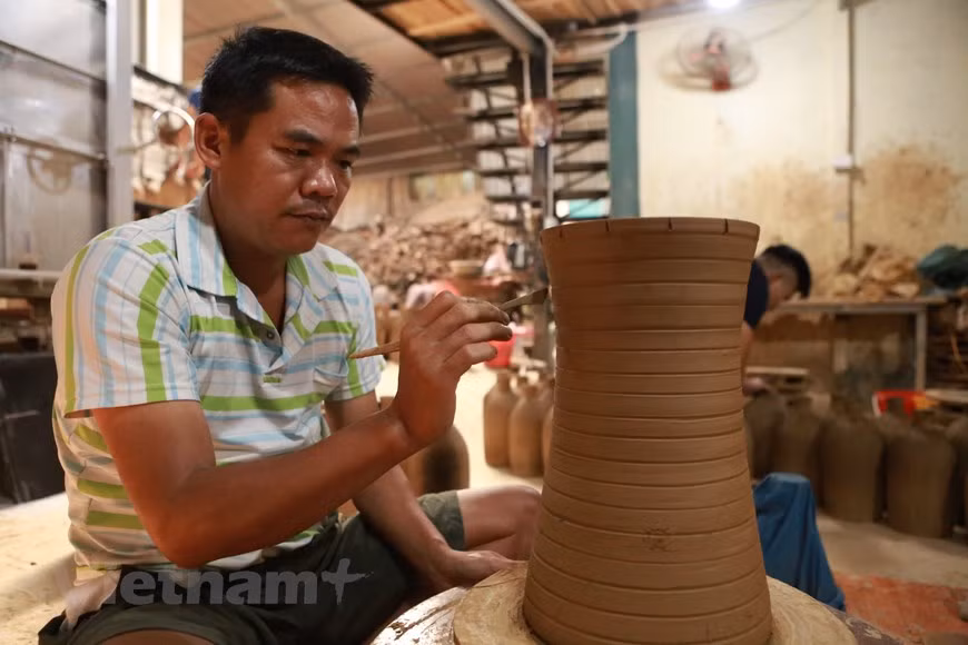Emplazado en Binh Xuyen, un distrito de la provincia norteña de Vinh Phuc, a unos 45 km al norte de la capital de Hanoi, Huong Canh resulta conocido como un pueblo alfarero de más de 300 años. Hoy en día, incluso si ha perdido parte de su antigua gloria, este pueblo de oficio sigue siendo uno de los lugares especiales de la cerámica vietnamita. Al pueblo de Huong Canh se le conoce por su gama de productos rústicos, que incluyen las ollas, sartenes y tazas, muy resistentes y diseñados de manera práctica para satisfacer las necesidades básicas de la vida rural y cotidiana. (Fuente: Vietnamplus) 