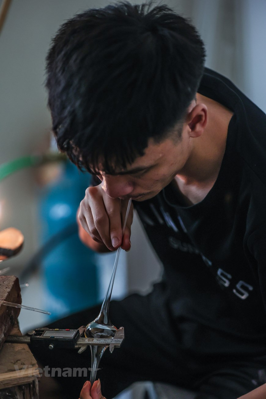 La familia de Nguyen Van Hue, dueño de un taller de producción de viales, en el pueblo de Giap Long, invirtió en un equipo en 2010, con una capacidad de casi 100 kilogramos de artículos de cristal al día. “Hasta el momento, tres de cada cinco pueblos de la comuna, a saber, Hoang Xa, Thuong Giap y Giap Long, poseen talleres con máquinas modernas para la producción de instrumentos médicos”, precisó Hue. Es un oficio duro y no reporta mucho dinero como otros oficios artesanales tradicionales, pero el soplado de vidrio sigue desarrollándose en la comuna de Thong Nhat y sus residentes locales aún continúan encendiendo los hornos y manteniendo su artesanía tradicional. (Fuente:Vietnam+) 