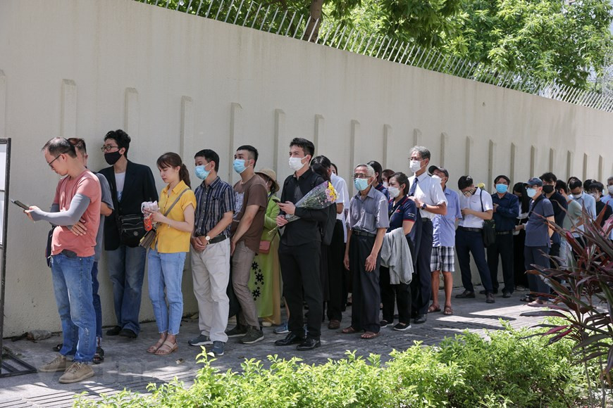 Entre los numerosos méritos del exprimer ministro de Japón Abe Shinzo, destaca su gran contribución al desarrollo de las relaciones entre Hanoi y Tokio, en beneficio de los dos pueblos, y por la paz, la prosperidad, la cooperación y el progreso, tanto en la región como en el mundo. El exdirigente falleció el 8 de julio tras ser atacado por un hombre armado mientras hacía campaña para un candidato del gobernante Partido Liberal Democrático (PLD). Abe Shinzo, de 67 años, fue el primer ministro de Japón con mayor tiempo de servicio. Se desempeñó en ese cargo de 2006 a 2007 y nuevamente de 2012 a 2020. (Fuente: Vietnam+) 