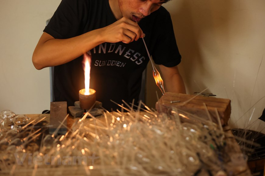 Una vez que el vidrio ha llegado a su punto de fusión, soplar dentro de él a través de un tubo metálico largo -también llamado caña- para hacer burbujas en el interior y, a partir de ahí, darle la forma deseada al objeto; en esto consiste el soplado, una de las más famosas técnicas de artesanía en vidrio. Se puede soplar y manipular directamente o bien se puede soplar en un molde de acero o bronce para darle la forma que queramos. Se emplea mucho, sobre todo, para hacer vasos y botellas de vidrio. El fusing resulta una de las técnicas de artesanía en vidrio más utilizadas. (Fuente:Vietnam+) 