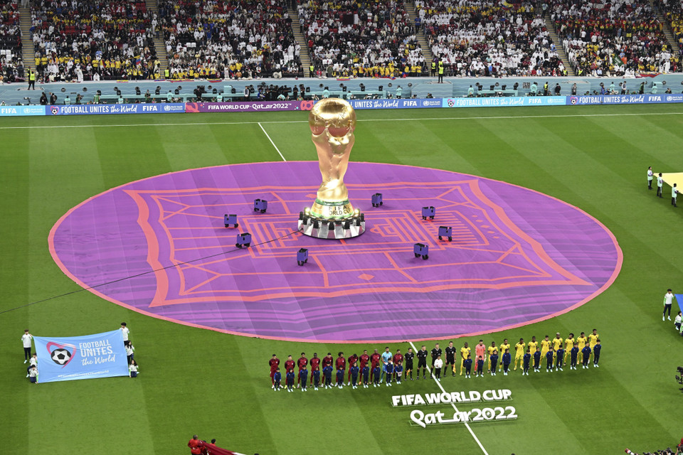 El modelo de la Copa del Campeonato de la FIFA se muestra antes del partido inaugural de la Copa Mundial 2022 entre el equipo local, Qatar, y Ecuador, en el estadio de Al Bayt en Al Khor, Qatar (Fuente: AFP/VNA)