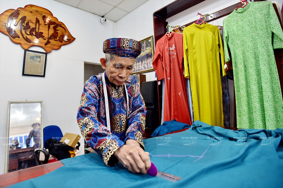 Nguyen Van Song, de 89 años de edad, es un artesano de los trajes tradicional en Hue (Fuente: VNA)