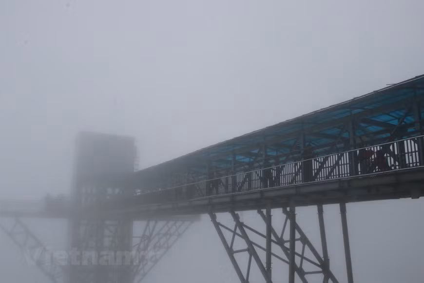 Erigido a más de dos mil metros sobre el nivel del mar, el puente de cristal Rong May es el más alto de Vietnam y la principal atracción de la zona turística. La estructura resulta accesible con un sistema de ascensor con paredes de vidrio que ofrece vistas panorámicas del paisaje. Lo Thi Huong, una guía local dijo: “Los visitantes utilizan el elevador para ascender 305 metros, equivalentes a la altura de un edificio de 102 pisos, para acceder al puente de vidrio con una longitud total de 320 metros. La zona turística incluye restaurante, hotel, bungalows, cafetería, cine, zona de juegos de aventura y fascinantes lugares para tomar fotografías. (Fuente: Vietnamplus)