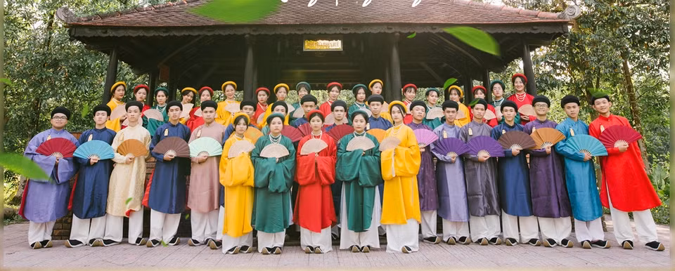 Estudiantes de la ciudad antigua imperial de Hue con el traje Ao Tac (Fuente: VNA)