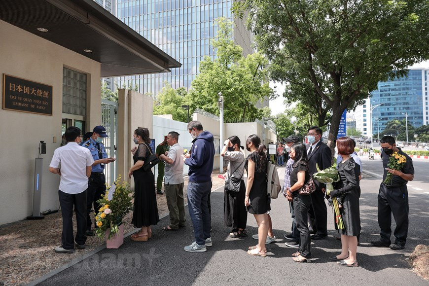 El desarrollo de los nexos entre Vietnam y Japón se alcanzó gracias a lav virtud y habilidad de Abe Shinzo. Como jefe de Gobierno de Japón, Abe visitó la nación indochina cuatro veces, incluidas dos visitas oficiales en 2013 y 2017, y otras dos en ocasión de su asistencia a las cumbres del Foro de Cooperación Económica de Asia-Pacífico (APEC), en 2006 y 2017. En una entrevista concedida a la Agenciam Vietnamita de Noticias (VNA) en febrero de 2019, Abe expresó una favorable impresión ante los logros alcanzados por Vietnam en la implementación de la política de Renovación (Doi Moi), con el alto ritmo del crecimiento económico. (Fuente: Vietnam+) 