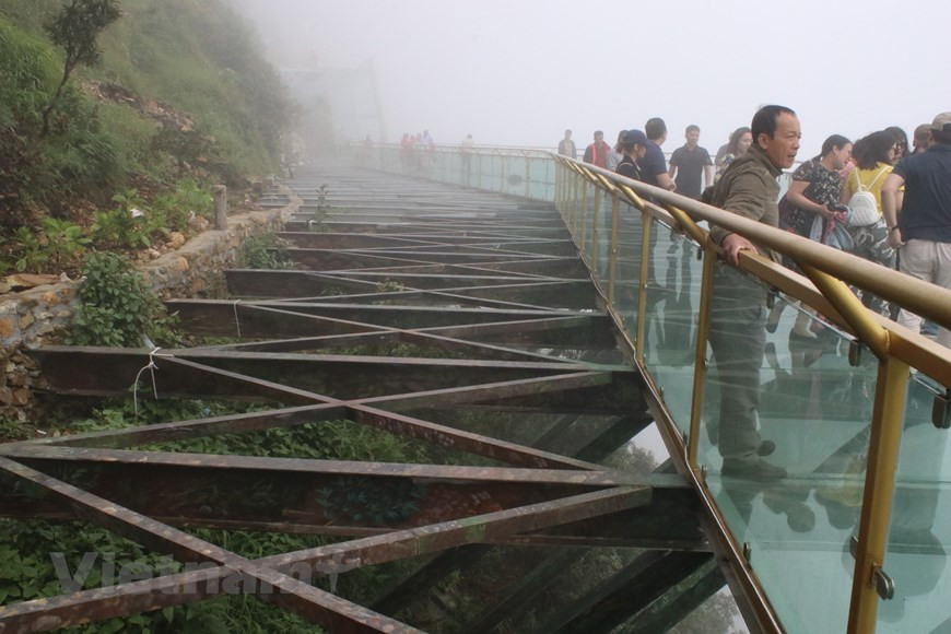 Fabricado en Estados Unidos, el puente de cristal de Rong May se considera como una “maravilla del paisaje” en la comuna de Son Binh, en el distrito de Tam Duong, en la provincia norvietnamita de Lai Chau. Al llegar a este lugar, los turistas tienen la oportunidad de experimentar una caminata sobre un camino transparente a dos mil 200 metros sobre el nivel del mar, con un ancho de 1,5 metros y una longitud de 139 metros. Los viajeros suelen visitar este sitio los fines de semana para experimentar la aventura en el puente de cristal de un grosor total de 33,04 milímetros. (Fuente: Vietnamplus) 