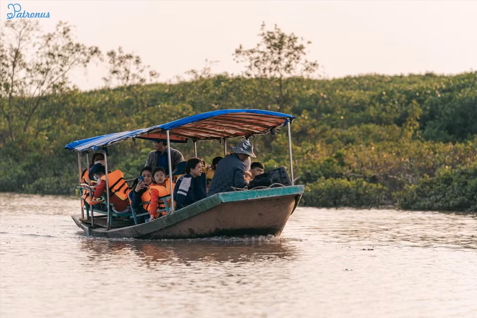 Turistas comparten un paseo en bote por el bosque de manglares. (Foto: VNA)