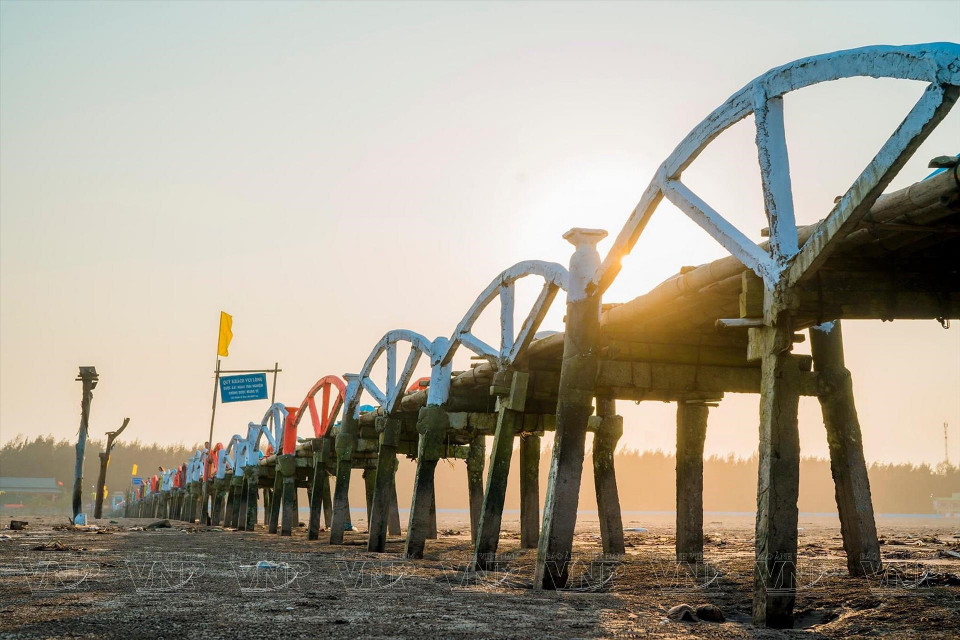 El puente Mar del Este se extiende hasta el mar, con una playa de cultivo de almejas por debajo. (Foto: VNA)