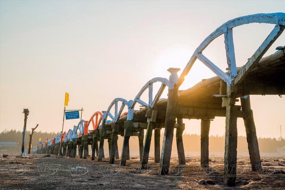 El puente Mar del Este se extiende hasta el mar, con una playa de cultivo de almejas por debajo. (Foto: VNA)