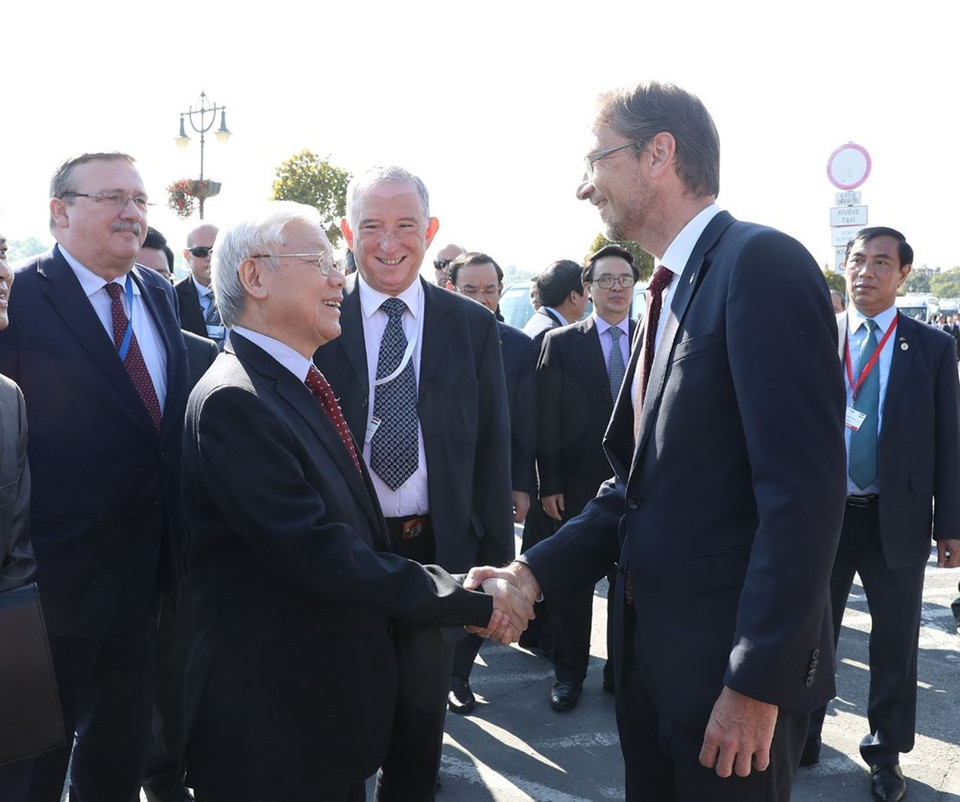 El alcalde de Szentendre, Verseghi-Nagy Miklos (D), recibe a Phu Trong en la plaza principal de la ciudad el 9 de septiembre (Fuente: VNA)