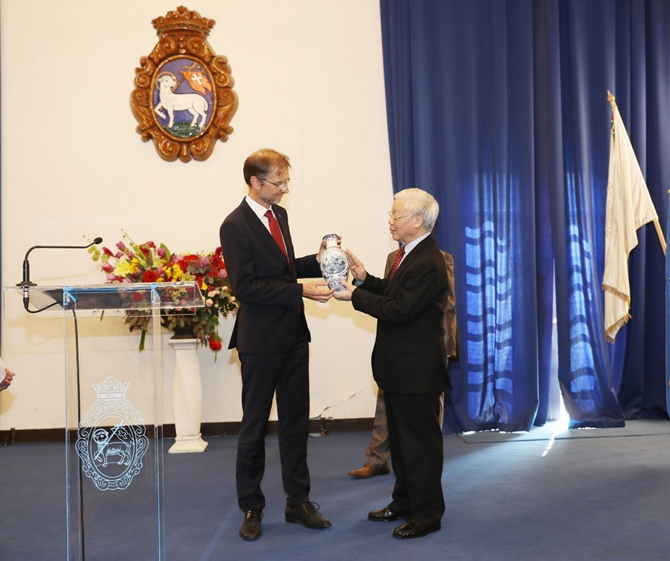 Phu Trong presenta un obsequio al alcalde de Szentendre mientras visita el ayuntamiento el 9 de septiembre (Fuente: VNA)