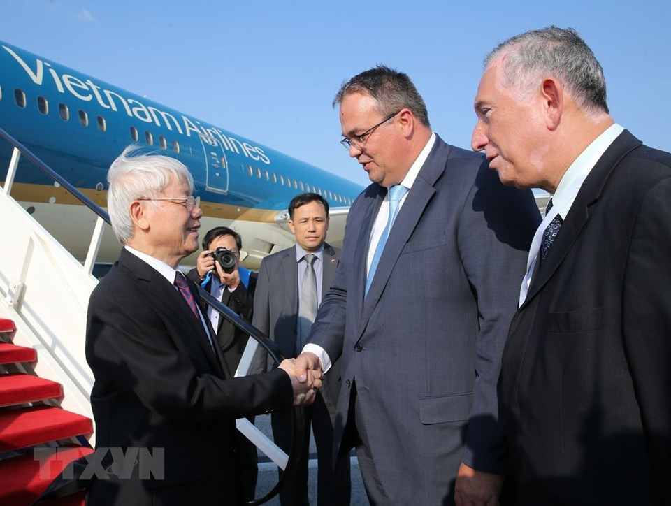 El secretario general del Partido Comunista de Vietnam, Nguyen Phu Trong (primera persona desde la izquierda), en el aeropuerto de Ferenc Liszt, Budapest (Fuente: VNA)