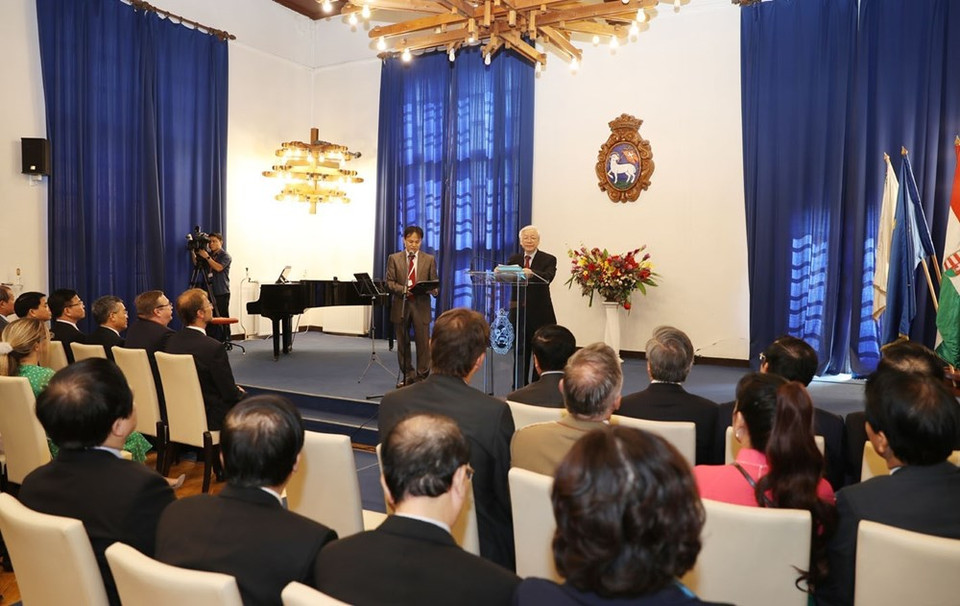 El secretario general del Partido Comunista de Vietnam, Nguyen Phu Trong, interviene en el ayuntamiento de Szentendre el 9 de septiembre (Fuente: VNA)