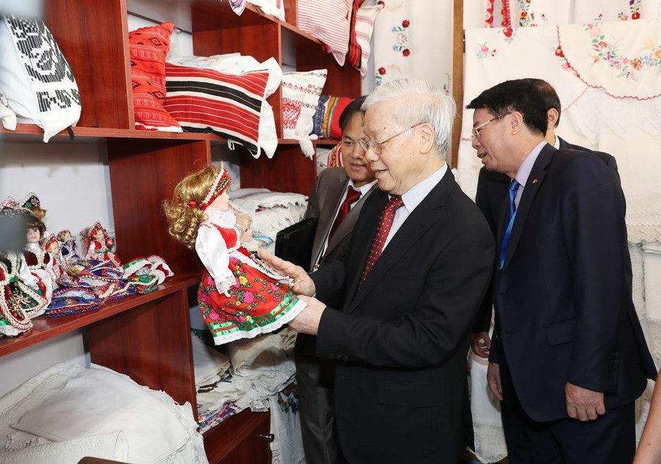 El secretario general del Partido Comunista de Vietnam, Nguyen Phu Trong, visita una tienda en una calle antigua en Szentendre (Fuente: VNA)