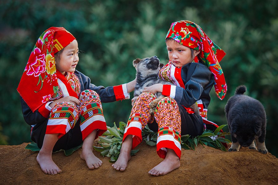 La etnina Dao al lado del marcador fronterizo 1327