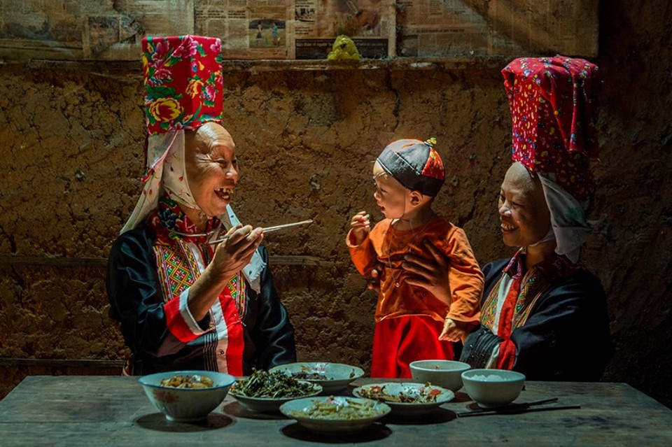 La etnina Dao al lado del marcador fronterizo 1327