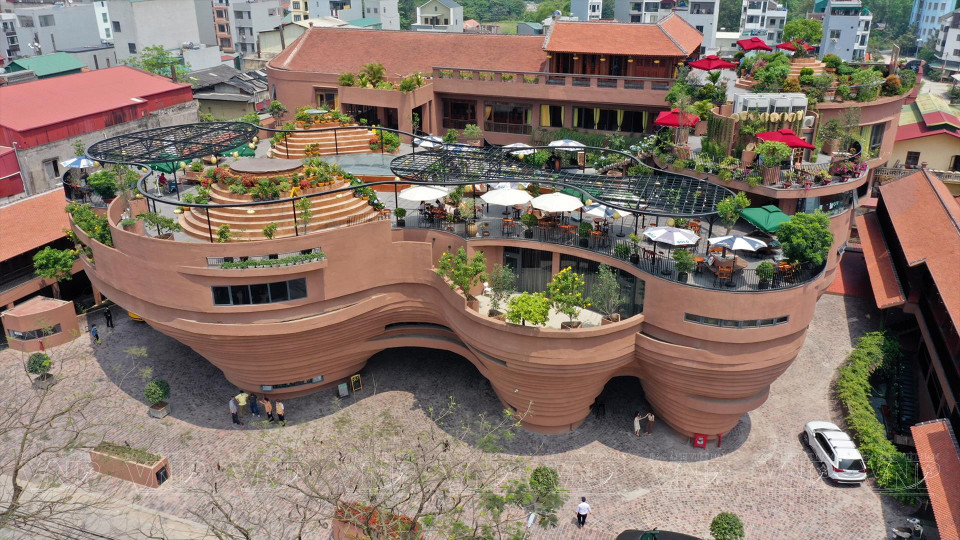 El Centro de quintaesencias de aldeas de oficios de Vietnam fue construido para honrar los valores de la aldea artesanal de Bat Trang y promover ampliamente la imagen y la marca de la cerámica y otros productos artesanales del país. (Fuente: VNA)