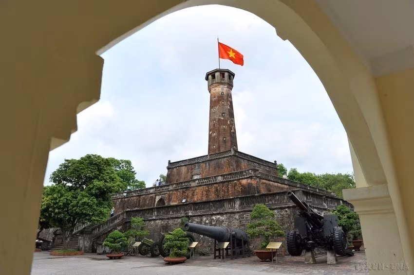 El asta de la bandera de Hanoi constituye la obra más intacta y monumental en el complejo de religuias de la Ciudadela Imperial de Thang Long.(Fuente: VNA)