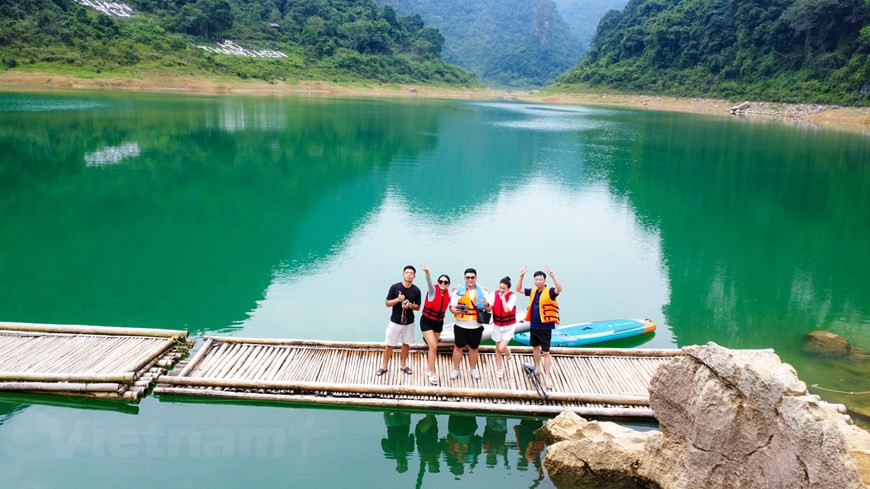 Por sus múltiples valores, el complejo del lago de Thang Hen merece ser un patrimonio geológico de nivel internacional. El lago se encuentra en el Geoparque Global de la UNESCO de Cao Bang. Con magníficos paisajes y características geológicas originales, el geoparque global de Cao Bang, con una superficie de más de tres mil kilómetros cuadrados, ofrece oportunidades para que esta provincia montañosa del norte desarrolle el turismo y promueva la cultura y medios de vida de los grupos étnicos. Al llegar a este lugar, los visitantes pueden conocer la historia de más de 500 millones de años de la tierra a través de las huellas descubiertas. (Foto: Vietnam+) 