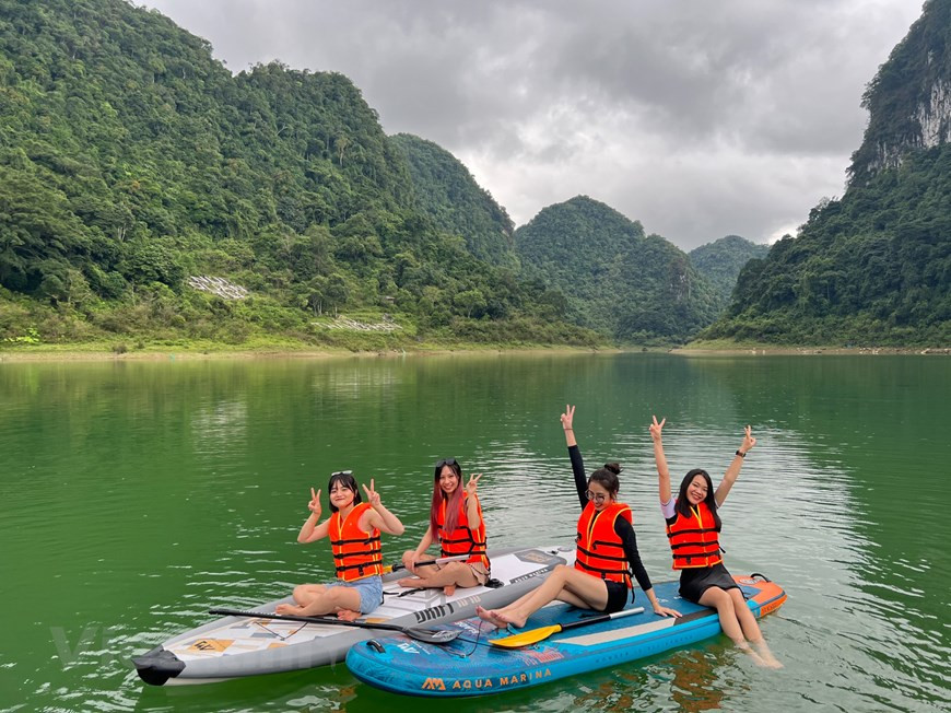 Thang Hen significa “cola de abeja”, pues la forma del lago cuando se ve desde arriba, simula la cola de una abeja. El origen del nombre Thang Hen se deriva del idioma de la minoría étnica Tay.En medio de las majestuosas montañas altas, el lago de Thang Hen aparece como un gran espejo de color jade. Al llegar a este sitio, los visitantes pueden dar un paseo en bote por el lago y admirar el hermoso paisaje de las montañas y los bosques circundantes. Al pie de las montañas, se vislumbran las tradicionales casas sobre pilotes de los grupos étnicos Tay y Nung, típicas de Cao Bang. (Foto: Vietnam+)