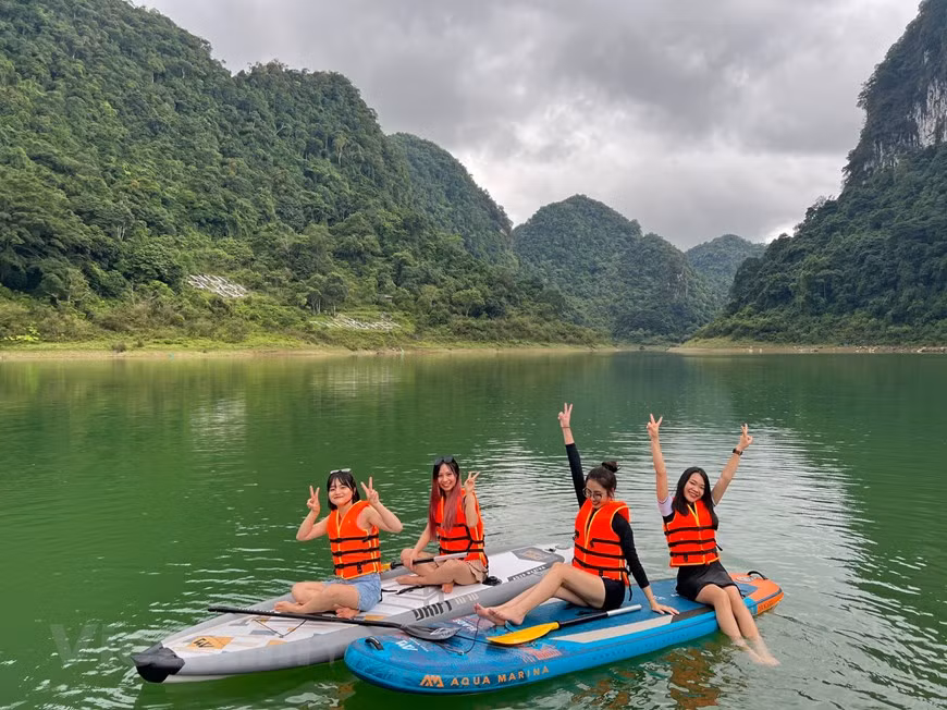 Thang Hen significa “cola de abeja”, pues la forma del lago cuando se ve desde arriba, simula la cola de una abeja. El origen del nombre Thang Hen se deriva del idioma de la minoría étnica Tay.En medio de las majestuosas montañas altas, el lago de Thang Hen aparece como un gran espejo de color jade. Al llegar a este sitio, los visitantes pueden dar un paseo en bote por el lago y admirar el hermoso paisaje de las montañas y los bosques circundantes. Al pie de las montañas, se vislumbran las tradicionales casas sobre pilotes de los grupos étnicos Tay y Nung, típicas de Cao Bang. (Foto: Vietnam+)
