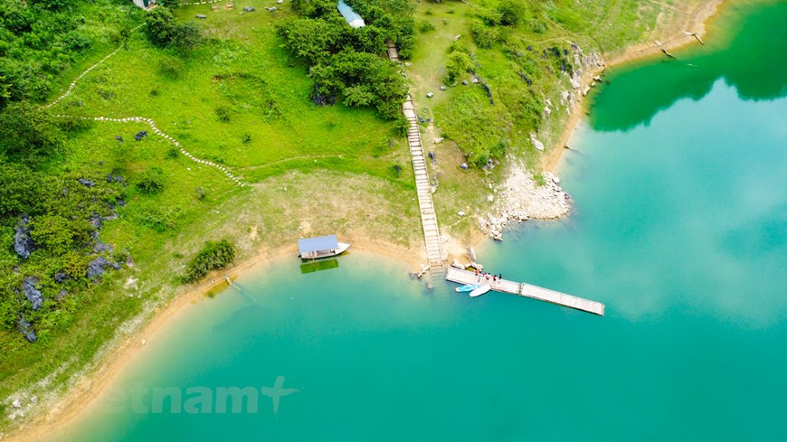 Pintoresco, impresionante, el lago de Thang Hen es una atracción turística ubicada en el área del Geoparque Global de la UNESCO de Cao Bang. El clima en el lago Thang Hen es bastante agradable. Los visitantes pueden recorrerlo en cualquier temporada. Sin embargo, resulta ideal en la primavera, el momento en que florecen cientos de flores. Los visitantes seguramente disfrutarán del paisaje mientras toman fotografías para guardar sus momentos valiosos de la vida.Muy atractiva deviene la característica singular del sistema de lago de Thang Hen, la cual radica en que los lagos están conectados entre sí y con flujos superficiales o subterráneos. Por lo cual, el nivel del agua de los lagos puede variar estacionalmente, a veces de manera repentina. (Foto: Vietnam+)