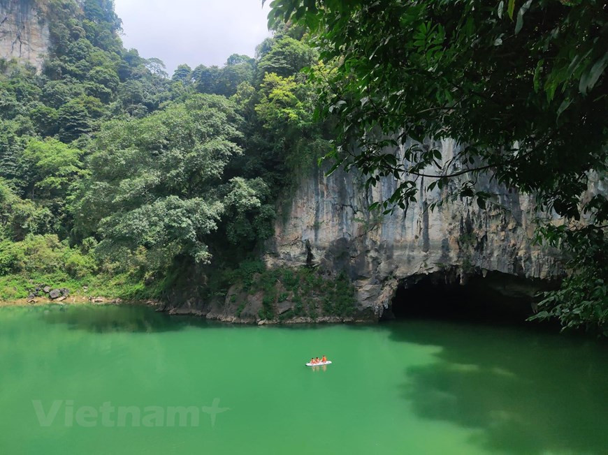 A lo largo del conjunto de Thang Hen hay varios lagos como Thang Vat, Na Ma, Thang Loong y Thang Hoi, entre otros. Thang Hen es el lago más grande de todos con una longitud de casi dos mil metros, de 500 metros de ancho y hasta 40 metros de profundidad, rodeado de dosel de bosque antiguo intercalado con rocas rugosas.El nombre de Thang Hen tiene un origen curioso, pues se deriva del idioma de la minoría étnica Tay. Thang Hen significa “cola de abeja”, ya que la forma del lago cuando se ve desde arriba, parece justo la cola de una abeja.