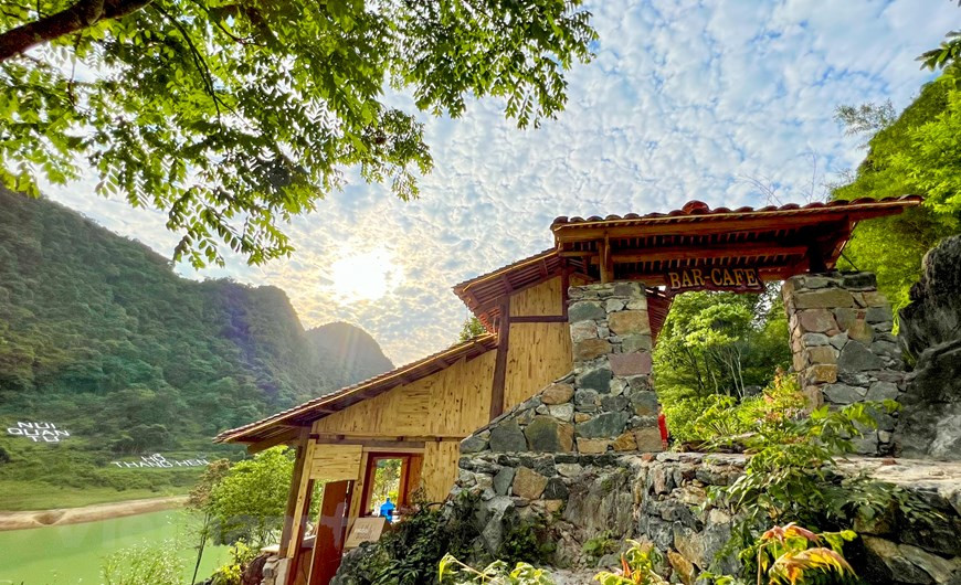 El lago de Thang Hen, en la provincia norteña de Cao Bang, se considera el lago natural de agua dulce en montaña más alto de Vietnam. Ubicado en el área del Geoparque Global de la UNESCO de Cao Bang, el lago de Thang Hen deviene una atracción turística. El clima en el sitio se siente bastante agradable. Los visitantes pueden llegar al sitio en cualquier temporada. Sin embargo, la primavera pudiera ser ideal, por ser el momento en que florecen cientos de flores. Los turistas seguramente disfrutarán del paisaje mientras toman fotografías para guardar sus momentos valiosos de la vida y atesorar una maravilla natural única. (Foto: Vietnam+)