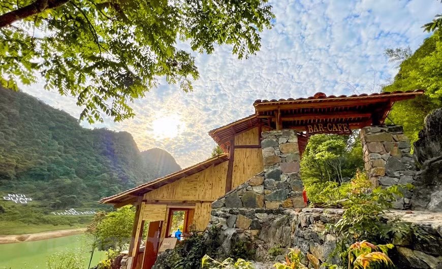 El lago de Thang Hen, en la provincia norteña de Cao Bang, se considera el lago natural de agua dulce en montaña más alto de Vietnam. Ubicado en el área del Geoparque Global de la UNESCO de Cao Bang, el lago de Thang Hen deviene una atracción turística. El clima en el sitio se siente bastante agradable. Los visitantes pueden llegar al sitio en cualquier temporada. Sin embargo, la primavera pudiera ser ideal, por ser el momento en que florecen cientos de flores. Los turistas seguramente disfrutarán del paisaje mientras toman fotografías para guardar sus momentos valiosos de la vida y atesorar una maravilla natural única. (Foto: Vietnam+)