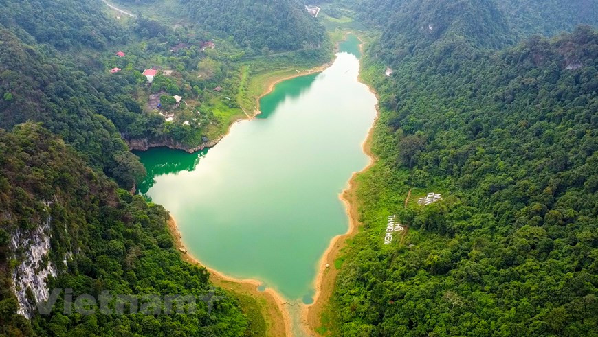 A una altitud de 1.500 a 1.700 metros sobre el nivel del mar, el lago de Thang Hen, en la provincia norteña de Cao Bang, es el lago natural de agua dulce en montaña más alto de Vietnam. El lago se encuentra en la comuna de Quoc Toan, distrito de Tra Linh, a unos 30 kilómetros de la ciudad cabecera de Cao Bang.Para llegar al lago de Thang Hen, los visitantes pueden salir de la ciudad de Cao Bang en dirección a la Carretera Nacional 3 y viajarán unos 21 km en coche antes de tomar la carretera provincial 205 durante otros 4 km; el giro a la izquierda constituye una señal para ingresar al área de ecoturismo del lago Thang Hen. (Foto: Vietnam+)