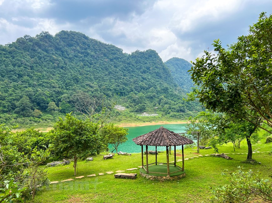 No existe nada más maravilloso que estar inmerso en la naturaleza para disfrutar de una sensación de frescor y paz, ayudando a aliviar el estrés y la fatiga después de un largo día de arduo trabajo. Este destino turístico aún conserva las características básicas del camping normal, es decir, acampar en medio de la naturaleza virgen, tupida por numerosos árboles raros y preciosos.El sistema de Thang Hen exhibe una característica singular, pues los lagos están conectados entre sí y con flujos superficiales o subterráneos. Por lo cual, el nivel del agua de esos pozos puede cambiar estacionalmente, a veces de manera muy repentina. (Foto: Vietnam+)