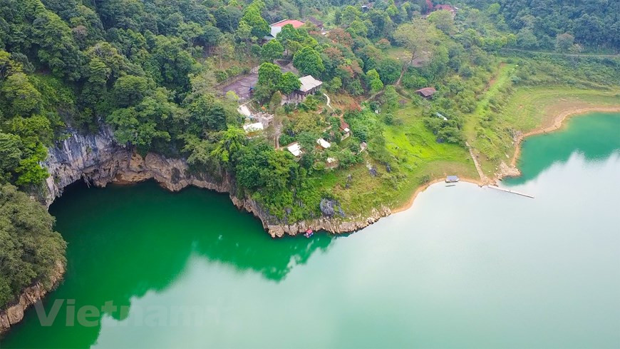 Muchos turistas nacionales y extranjeros se han sentido atraídos por este complejo de lagos, cuevas, ríos y cuevas subterráneas con paisajes poéticos. El lago de Thang Hen fue reconocido como Paisaje Nacional de Vietnam en 2001.Con un panorama resultante encantador, el complejo consta de 36 lagos naturales conectados entre sí a través de un sistema de cuevas, ríos - cuevas subterráneas. Cada lago está separado por de unas pocas decenas hasta varios cientos de metros, todos ubicados en un gran valle al lado de la comuna de Quoc Toan, en el distrito de Tra Linh, y la comuna de Ngu Lao, en el distrito de Hoa An.