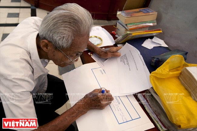 Ahora su empleo es traducir textos en vietnamita a inglés o francés, y escribir cartas en su lengua materna para extranjeros. 