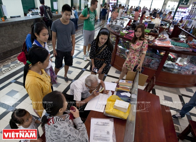 El ingreso no es significante, pero Van Ngo siente apasionado por este oficio y por el Correo Central. 