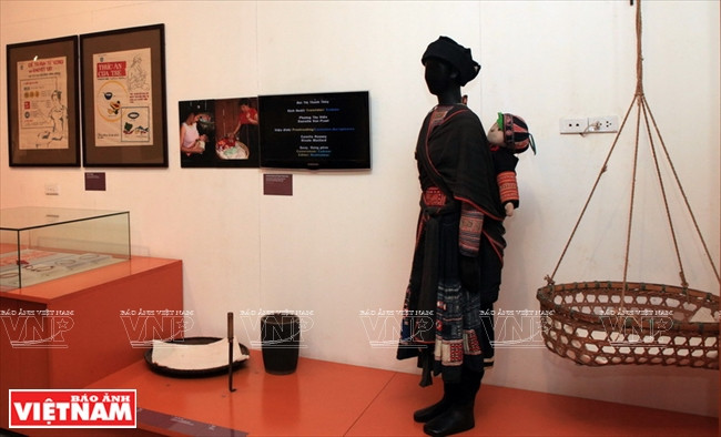 Una mujer de Mong, cargando a su hijo en la espalda. 