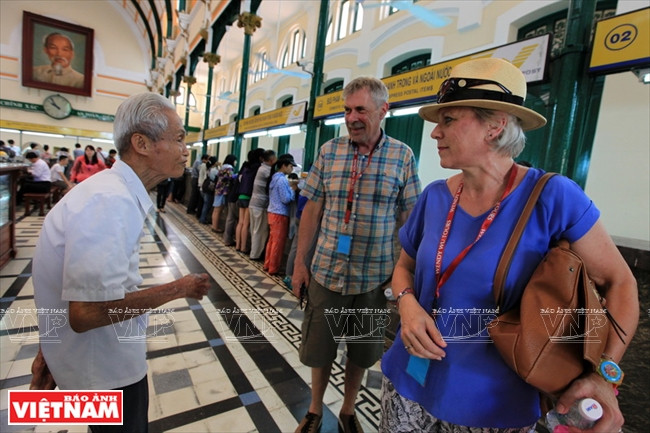 En tiempo libre, es también guía voluntario que instruye a turistas a conocer la historia y la arquitectura del Correo.