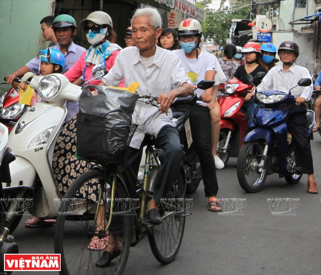 A 85 años de edad, cada día Van Ngo llega al trabajo en su bicicleta antigua.
