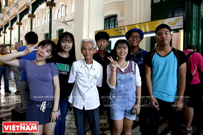 El “símbolo vivo del Correo Central de Saigón y la generación joven. 