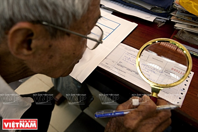 El anciano, con el cabello blanco inclinado por en cima del diccionario y los ojos mirando a través de la lupa. En 1990, se jubiló y fue invitado a escribir cartas por oficio en el Correo Central. Entonces tenía cinco colegas y era el más joven entre ese equipo. 