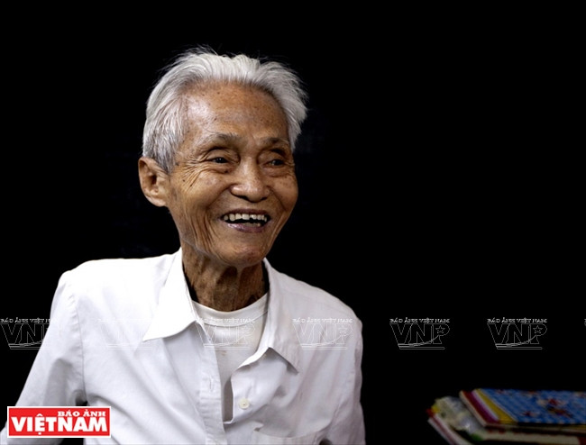 A los 18 años de edad, Duong Van Ngo, graduado del idioma francés, comenzó su carrera en el Correo Central. Aquí aprendió inglés en la Asociación Vietnam – Estados Unidos, por eso puede utilizar con fluidez ambos idiomas. 