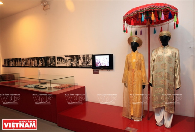 Vestidos tradicionales de novios y novias en la ciudad imperial de Hue 
