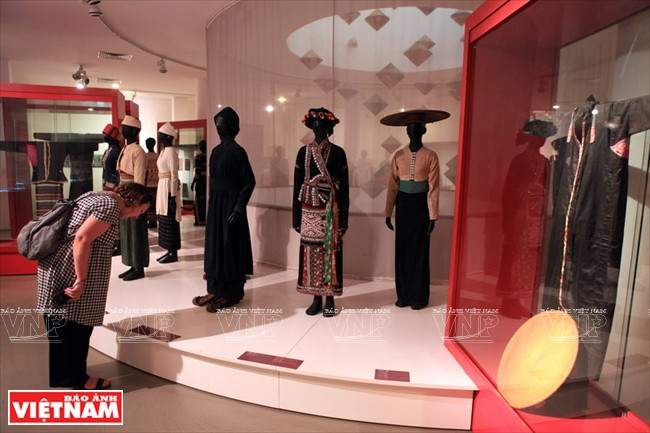 Turistas prestan especial interés a los trajes tradicionales. 