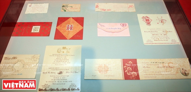 Invitaciones de boda. Normalmente son rojas, representando buena suerte y la felicidad de las familias. 