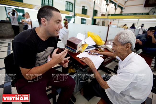Presenta animadamente su oficio a turistas extranjeros 