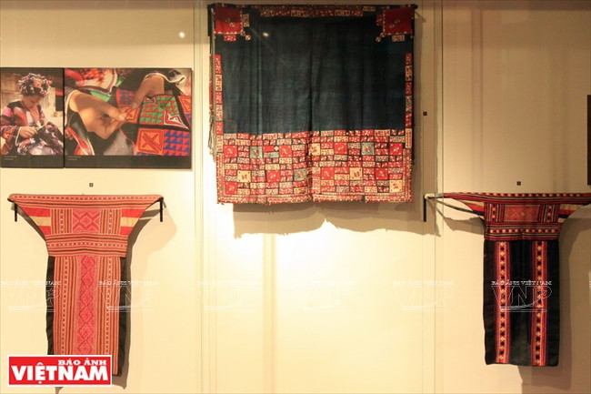 Bufandas y delantales de personas de etnias minoritarias, con motivos ornamentales peculiares. 