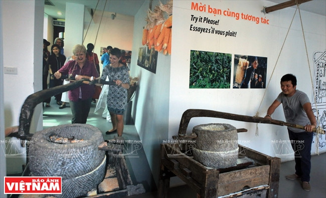 Visitantes pueden remoler maíz en esta área, para conocer la labor de las mujeres en zonas rurales.