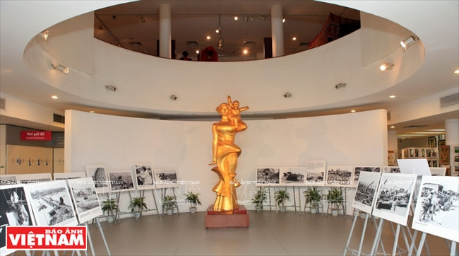 El Museo de Mujeres se ubica no lejos de la zona céntrica de Hanoi , en la calle hermosa y antigua Ly Thuong Kiet. En el centro del edificio, se encuentra la estatua de una fémina, con rostro dulce y generoso.