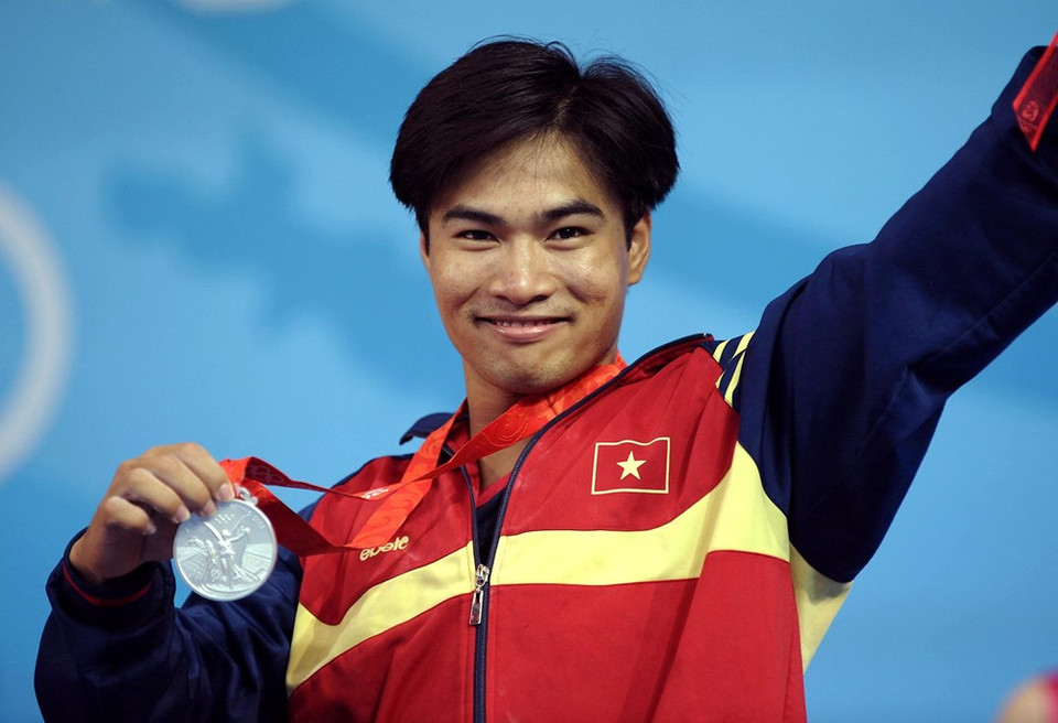 El 10 de agosto de 2008: Pesistas Hoang Anh Tuan ganó plata en el evento de 56 kilos en Beijing (Fuente: VNA)