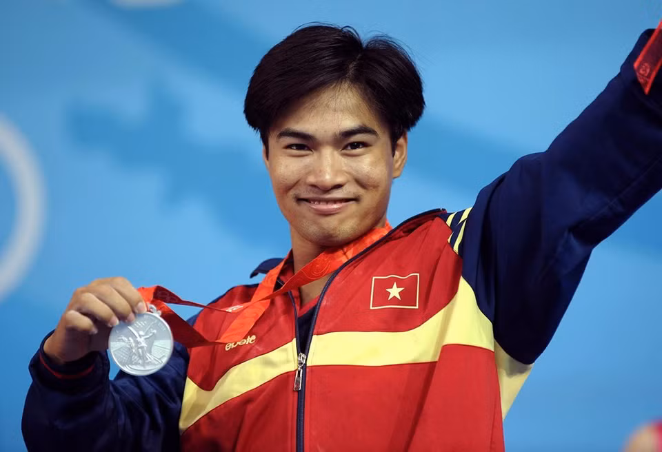 El 10 de agosto de 2008: Pesistas Hoang Anh Tuan ganó plata en el evento de 56 kilos en Beijing (Fuente: VNA)